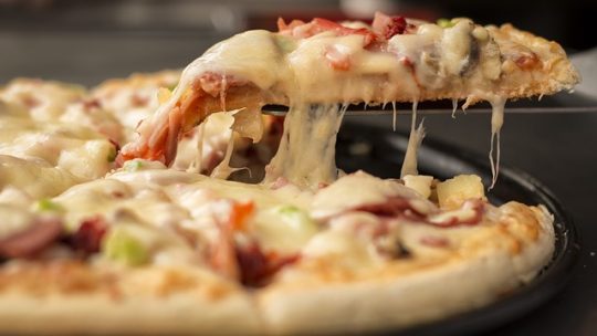 Comment choisir les ingrédients idéaux pour une pizza au feu de bois ?