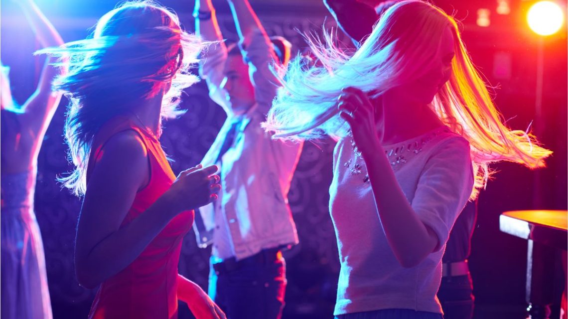 Les équipements indispensables pour une soirée dansante mémorable : conseils des DJ professionnels