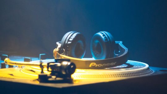 Les secrets des DJ pour réussir des remix originaux et captivants
