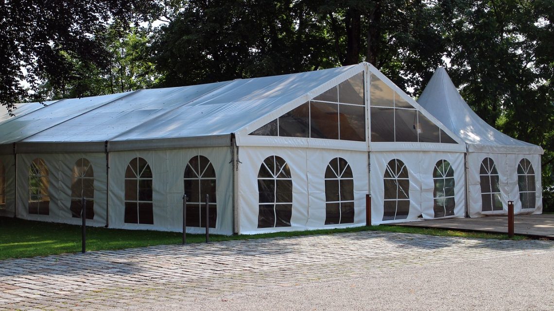 Location de tentes pour mariage : créer des espaces personnalisés en plein air