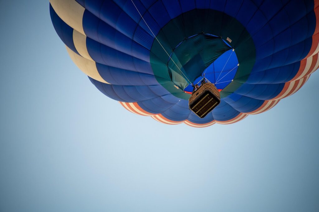découvrez l'expérience enrichissante du voyage en solo : liberté, aventures uniques et rencontres authentiques pour un voyage inoubliable en toute autonomie.