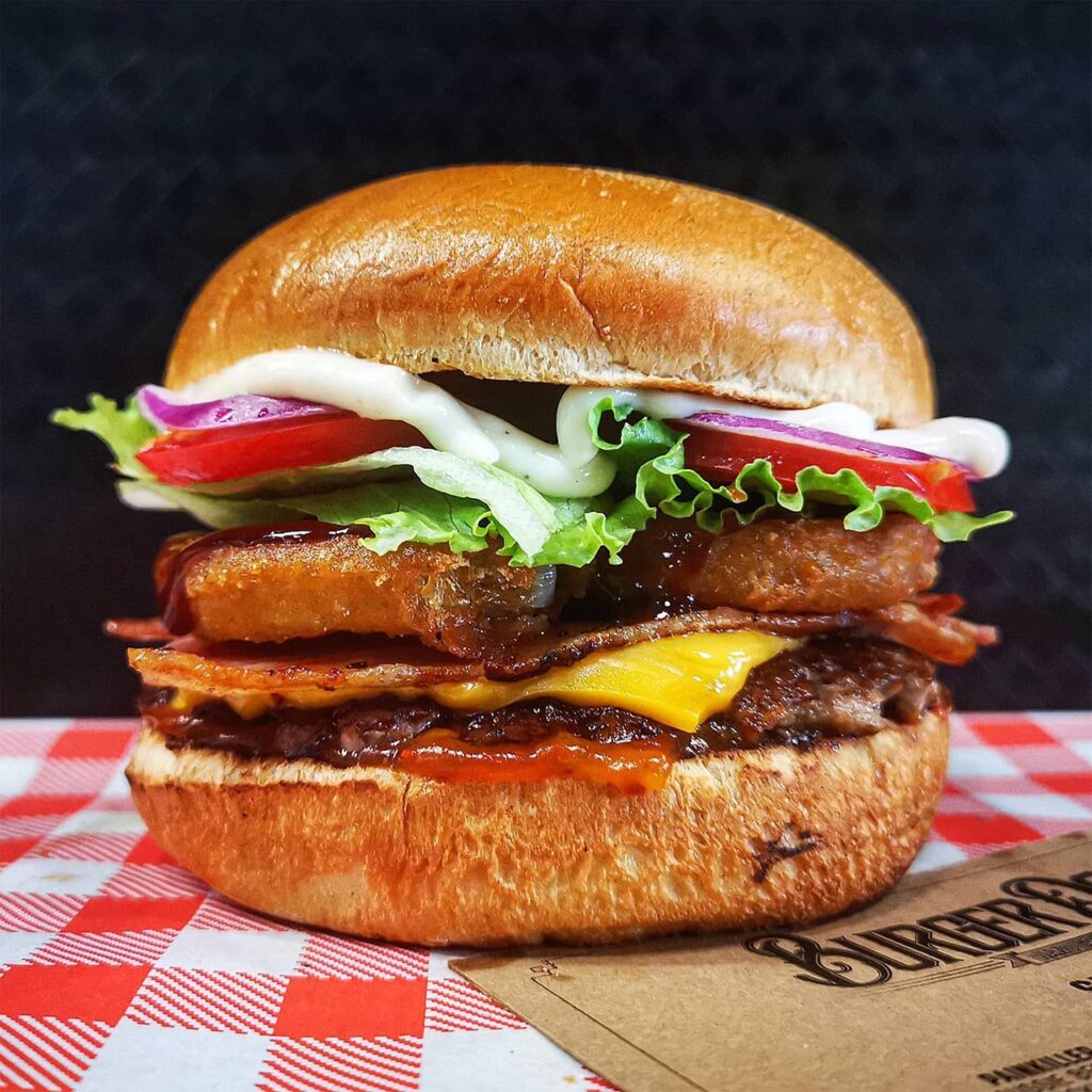 découvrez la composition d'un burger gourmet : des ingrédients frais et savoureux pour une expérience culinaire inoubliable.