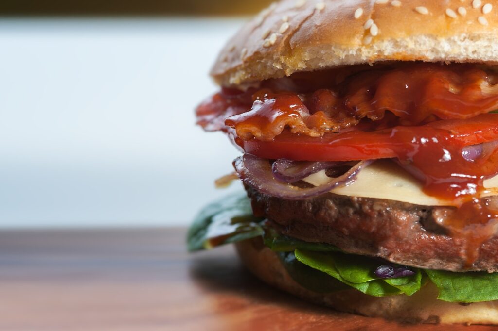 découvrez la composition parfaite d'un gourmet burger, alliant des ingrédients frais et savoureux pour une expérience culinaire exceptionnelle.