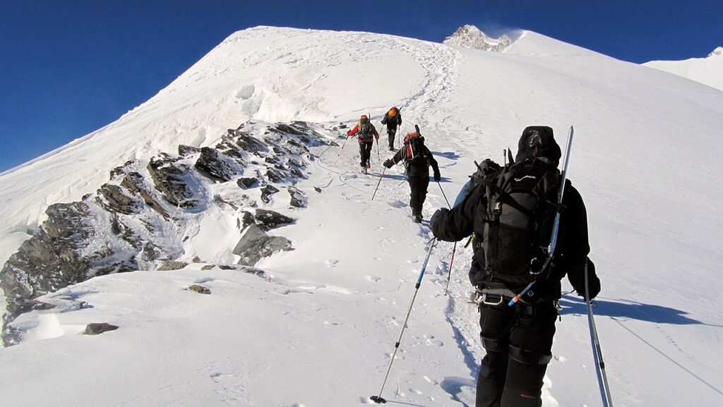 découvrez les meilleurs sites d'escalade en europe pour tous les niveaux, des falaises côtières aux montagnes emblématiques, et préparez votre prochaine aventure verticale.