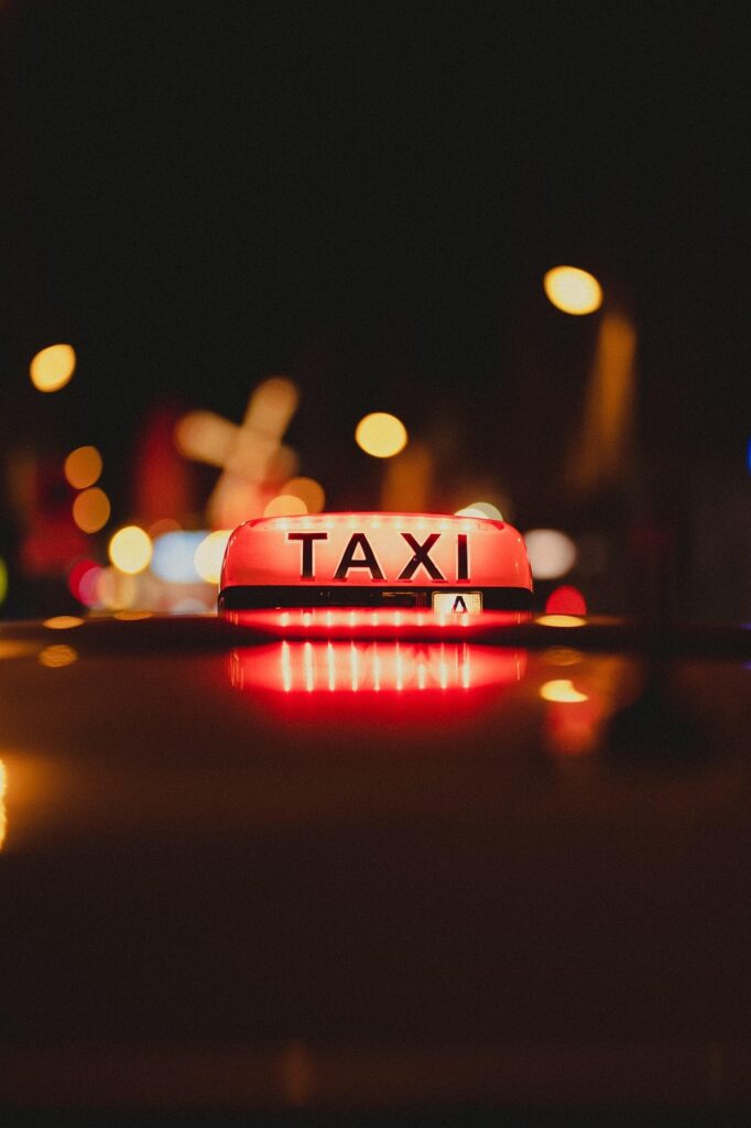 découvrez tout l'équipement obligatoire pour taxis, assurant sécurité et conformité aux normes légales.