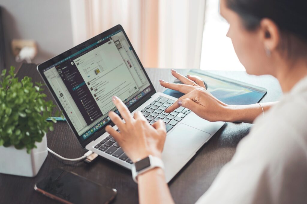 découvrez les avantages du travail à distance, comment rester productif et équilibrer vie professionnelle et personnelle grâce au télétravail.