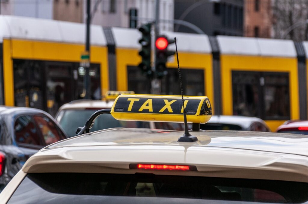 taxis accessibles aux fauteuils roulants : service de transport adapté, confortable et sécurisé pour les personnes à mobilité réduite.