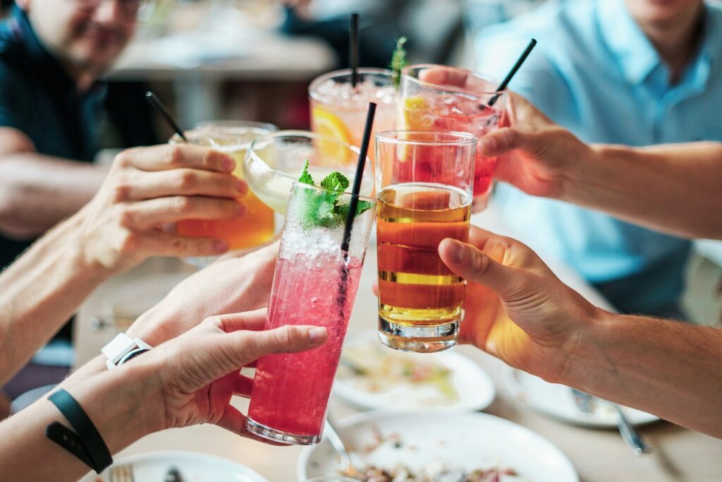 organisez une soirée cocktail de dernière minute sans stress : idées de boissons, bouchées faciles et astuces pour recevoir vos invités avec style.
